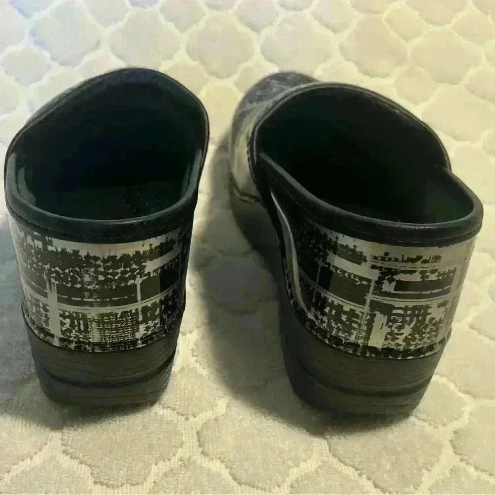 Dansko metallic glossy clogs size 37 Black/silver Nurse Teacher Like New Comfort - Picture 4 of 10